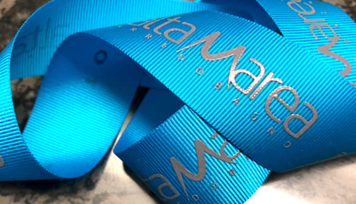 Nastro in gros grain stampa in rilievo in argento per confezioni regalo